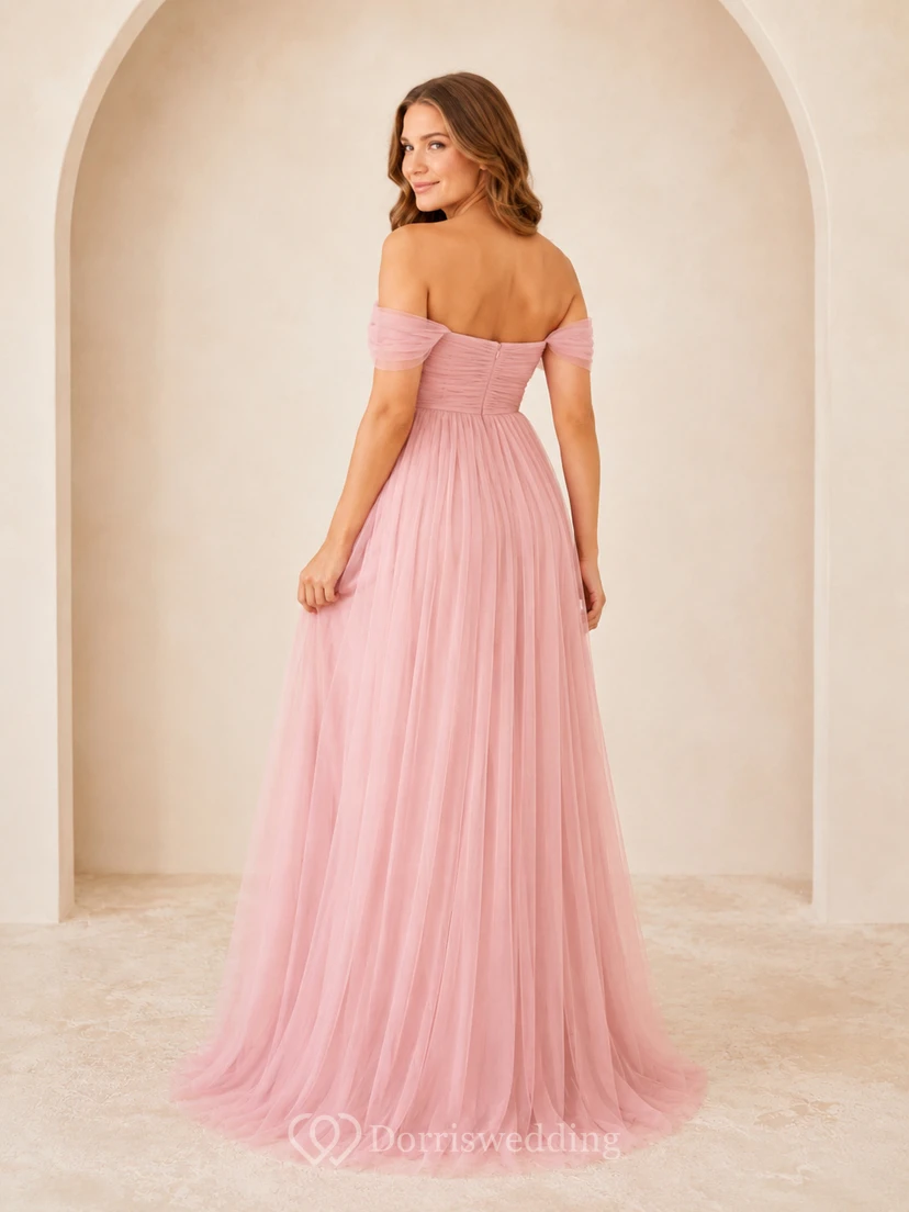 Robe de demoiselle d'honneur de maternité rose poudré, épaules dénudées, coupe empire, en tulle, longueur au sol. view 2