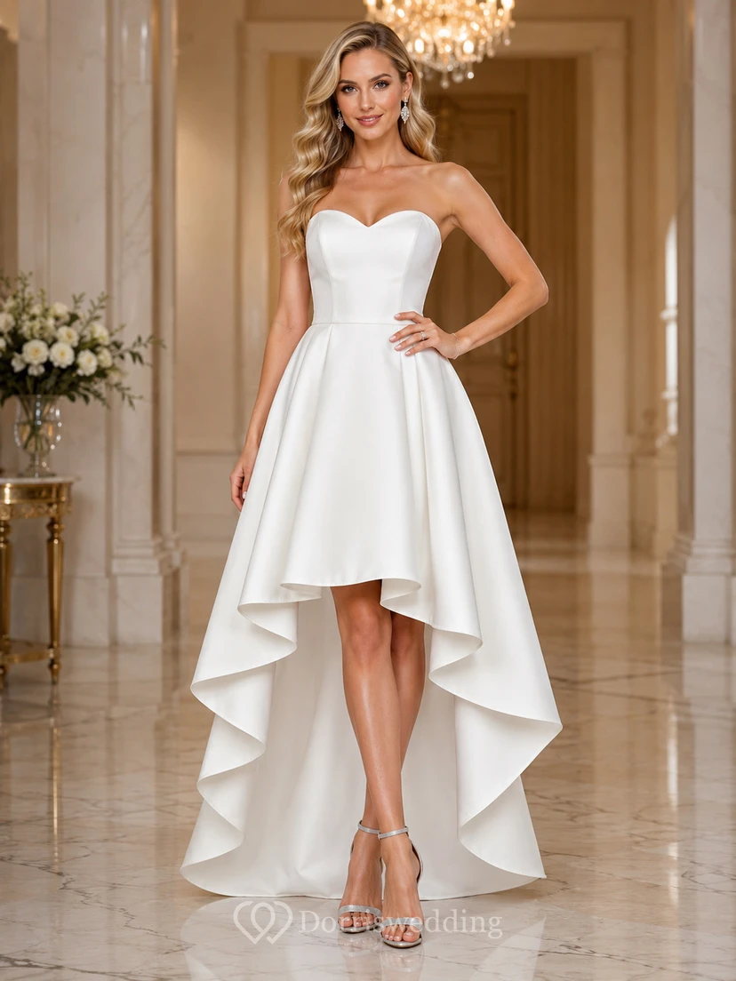 Robe de mariée de luxe en satin, coupe trapèze asymétrique, bustier sans manches, style architectural, sans manches.