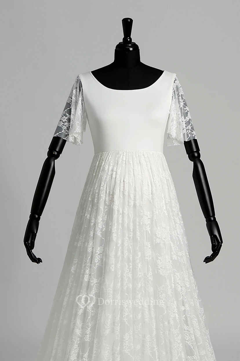 Robe de mariée en satin et dentelle, coupe trapèze, décolleté en V, manches courtes illusion, traîne courte. view 3