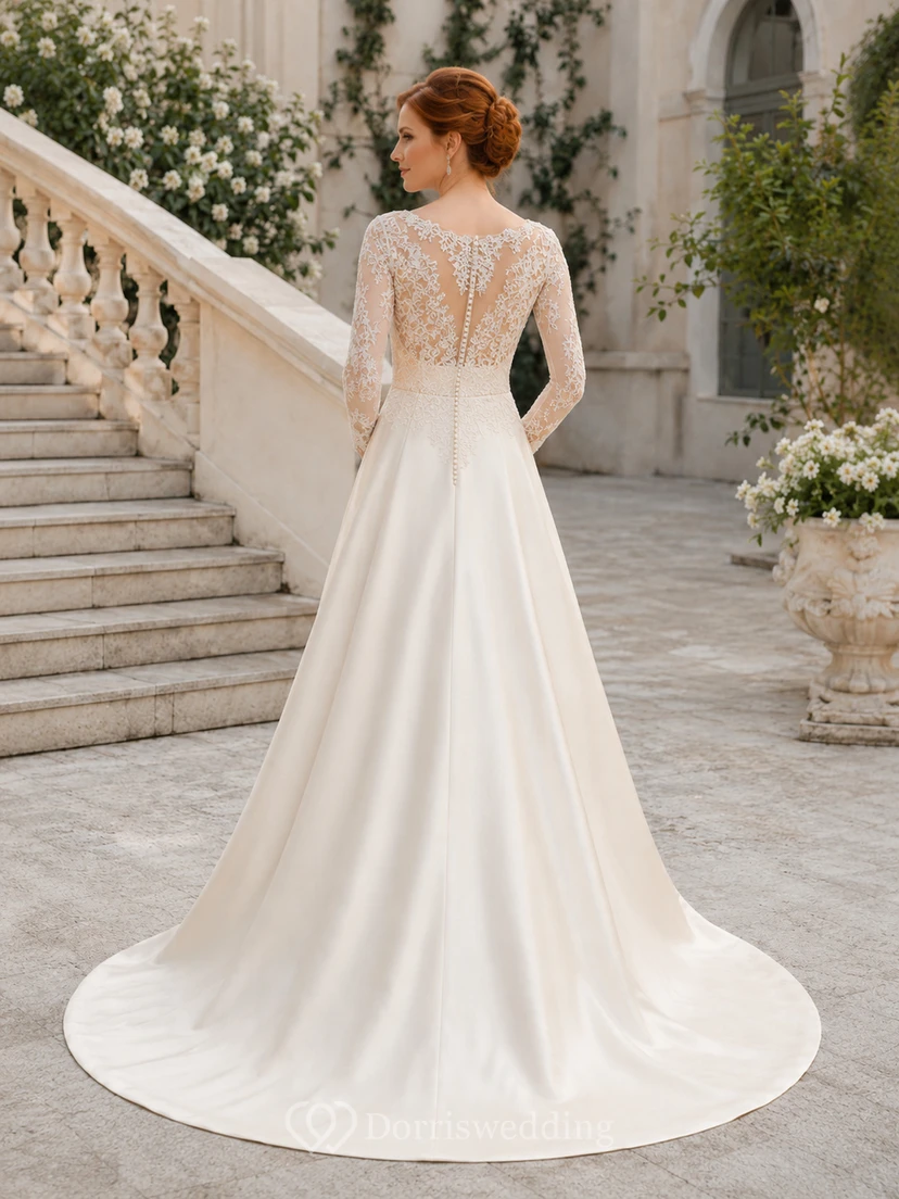Robe de mariée en satin et dentelle, coupe trapèze, col bateau, manches longues et traîne courte. view 2