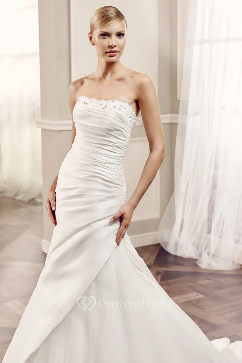 Robe de mariée sirène en satin, sans manches, bustier, dos nu et perles, avec drapé latéral sur les côtés. view 5