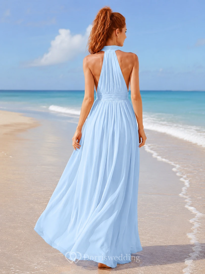 Himmelblaues A-Linien-Brautjungfernkleid aus Chiffon mit ärmellosem Neckholder-Oberteil mit hohem Kragen, plissiertem, bodenlangem Rock und Schlüssellochausschnitt am Rücken. view 2