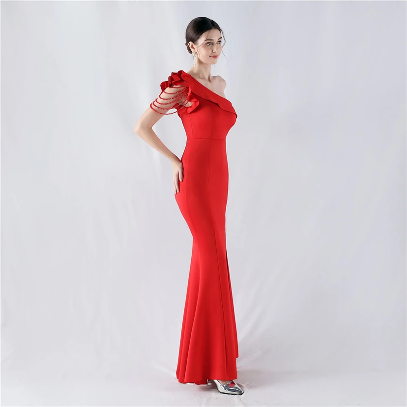 Vestido de noche asimétrico de satén con escote alto y cuello oblicuo, adornado con cuentas. view 45