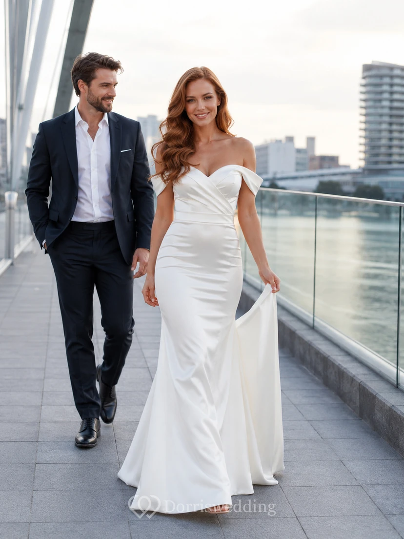 Robe de mariée blanche en satin froncée à épaules dénudées pour séance photo de couple