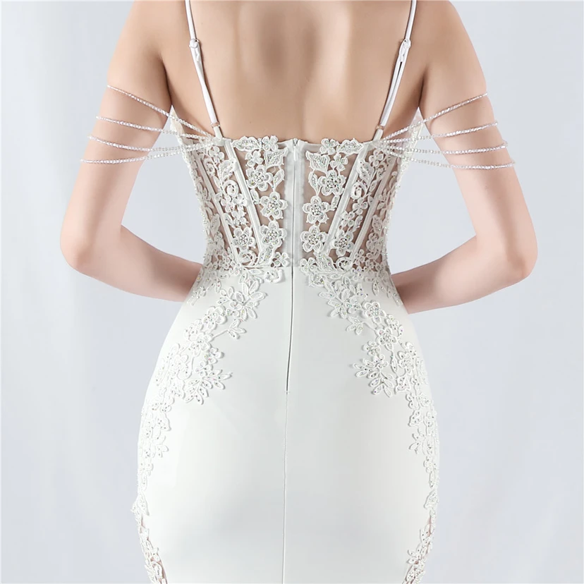 Robe de soirée à col montant en dentelle et perles, ornée d'un gilet à chevrons et d'un haut en dentelle. view 97