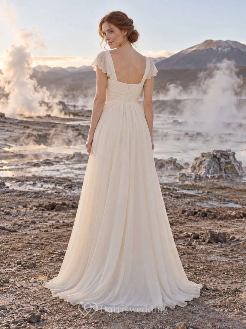 Sencillo vestido de novia color champán con corte en A, escote en V cruzado y mangas cortas transparentes. view 2