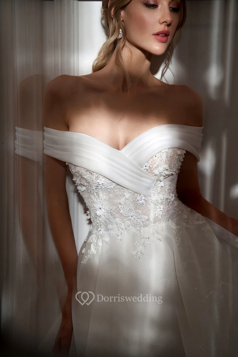 Precioso vestido de novia de corte A con hombros descubiertos, fruncido y largo hasta la rodilla con apliques view 5
