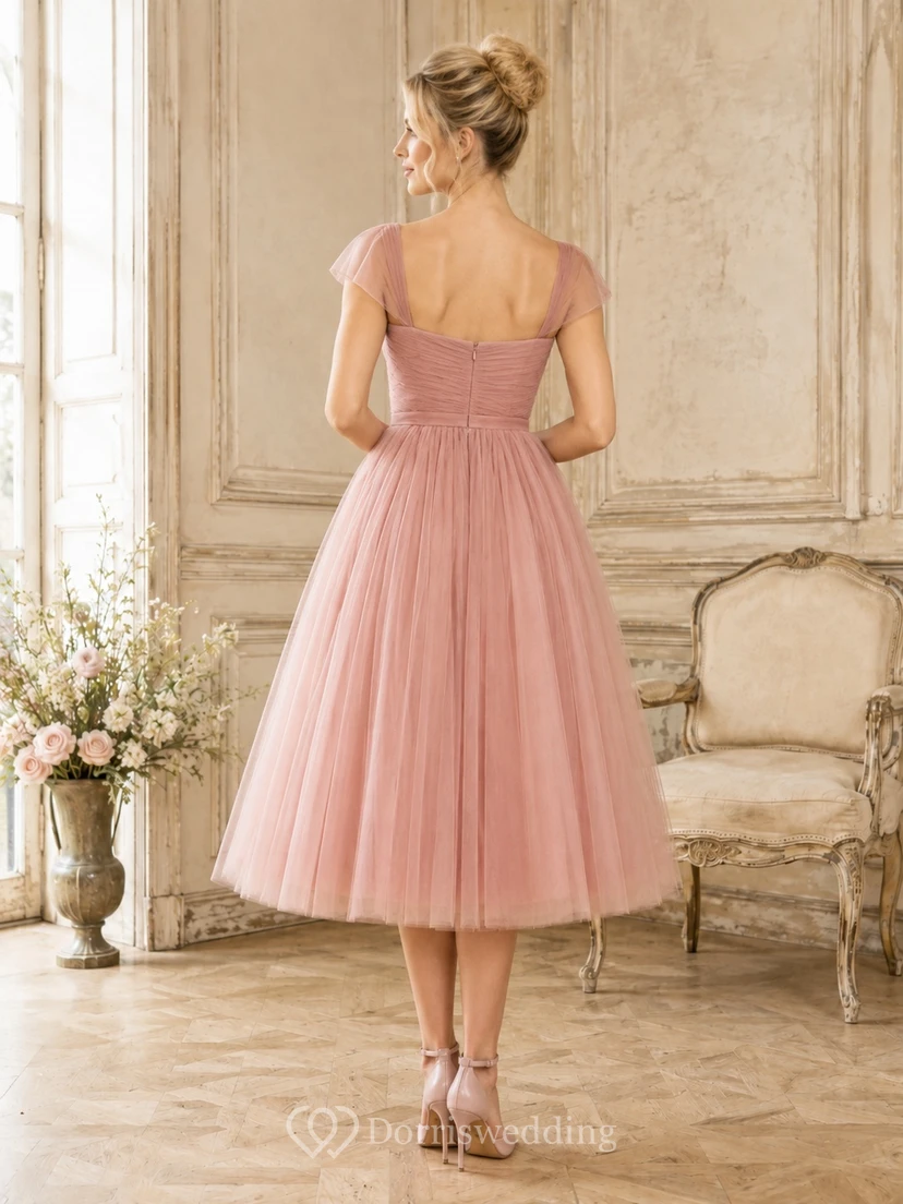 Vintage-Kleid in zartem Rosa aus Tüll mit herzförmigem Ausschnitt, kurzen Ärmeln und A-Linien-Schnitt, wadenlang. view 2