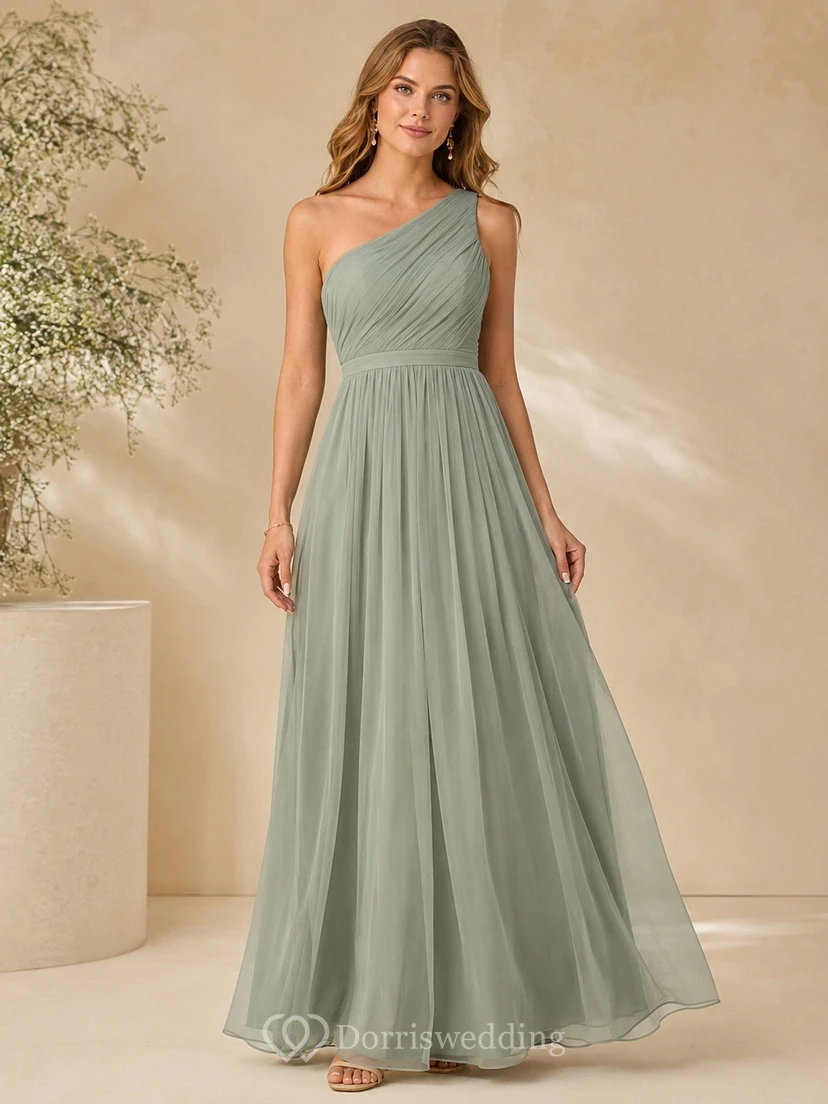 Vestido largo de gasa verde salvia, sin mangas, de corte A y con un solo hombro.