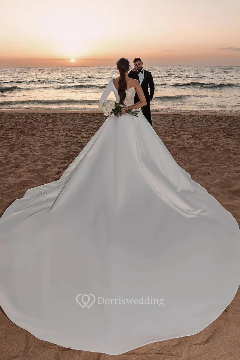 Robe de mariée glamour en satin à une épaule, avec corsage et surjupe ornés de perles view 2