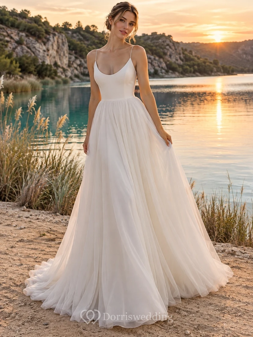 Vestido de novia sencillo de tul con escote en V, corte en A, sin mangas y cola larga.