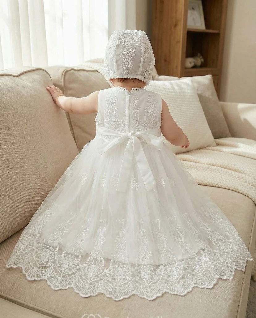 Weißes Taufkleid für Blumenmädchen, ärmellos, mit Spitzenhaube view 2