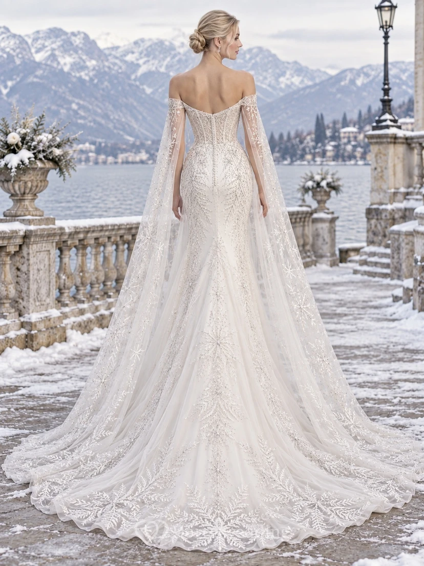 Vestido de novia romántico de invierno estilo sirena con capa transparente, bordado en plata y hombros descubiertos. view 2
