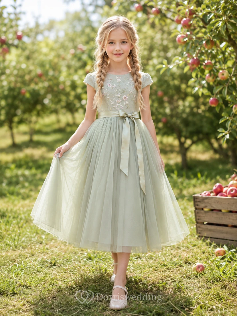 Salbeigrünes Chiffon-Blumenmädchenkleid in A-Linie mit kurzen Ärmeln, eckigem Ausschnitt und Teelänge, plissiert