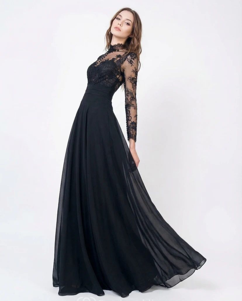 Robe en dentelle et mousseline à col montant avec appliques