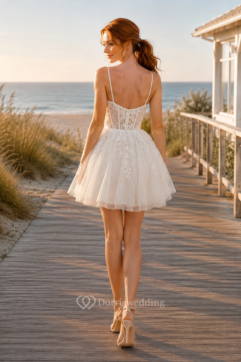 Robe de mariée courte en tulle et dentelle ivoire à fines bretelles spaghetti, coupe trapèze view 2