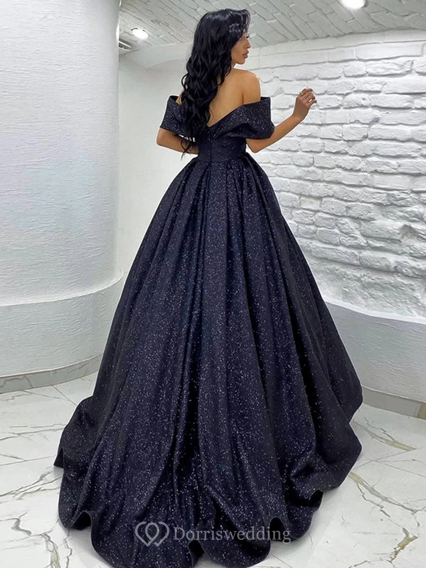 Robe de bal noire à sequins, épaules dénudées, coupe trapèze view 2