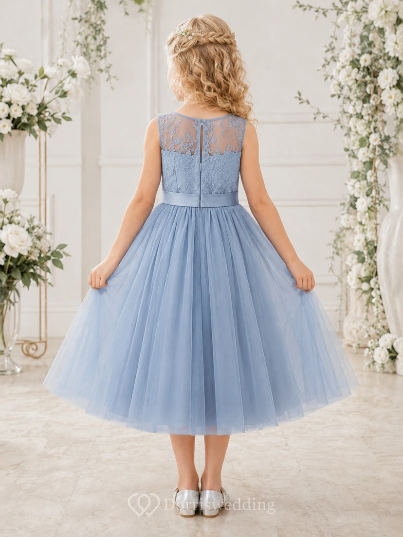 Robe de demoiselle d'honneur bleu poudré en tulle et dentelle, coupe trapèze, sans manches, avec nœud et appliques florales view 2