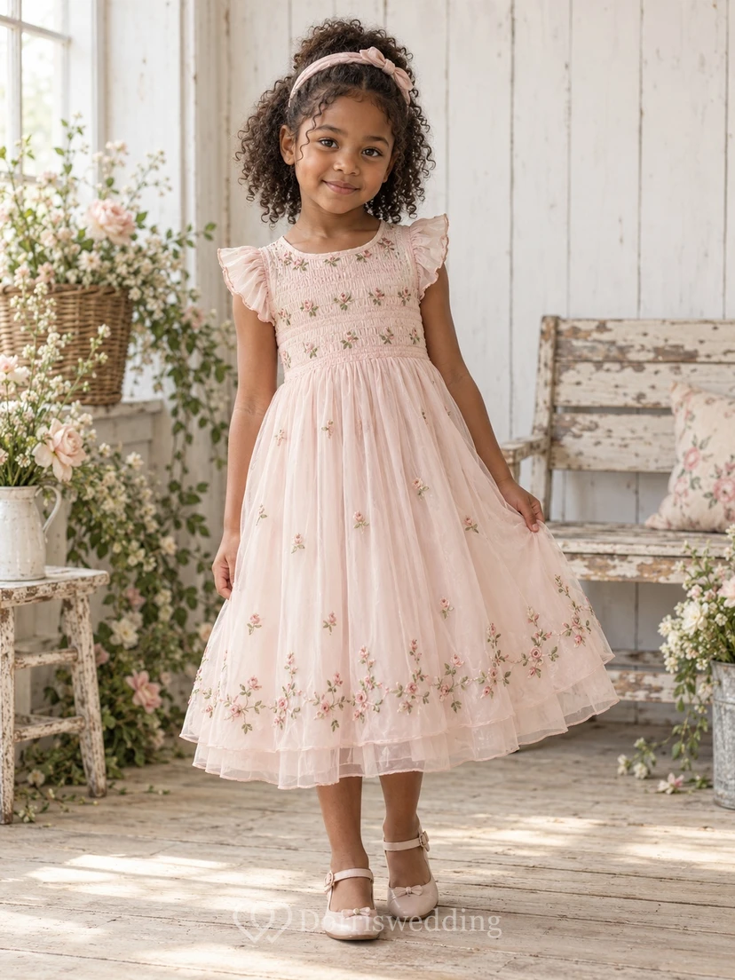 Vestido de niña de flores rosa con estampado floral, corte en A, mangas con volantes, bordado y dobladillo ribeteado.