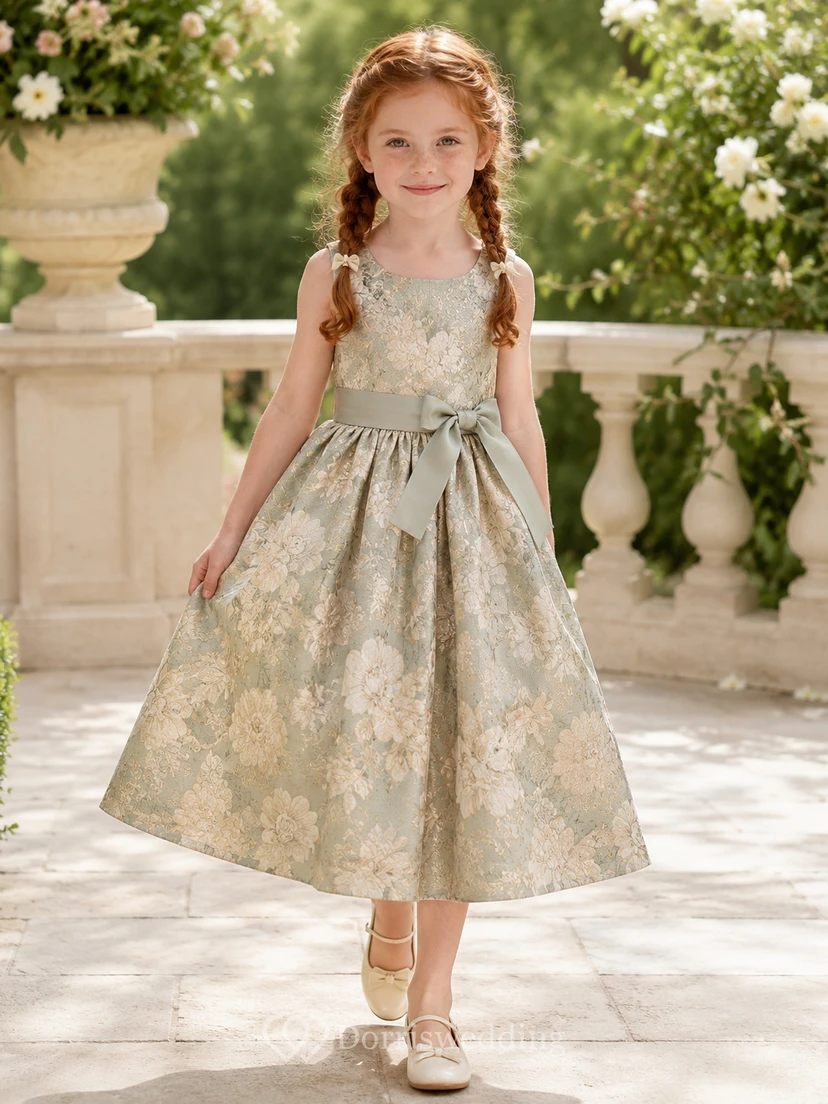 Robe de demoiselle d'honneur mi-longue trapèze en brocart botanique sauge, col rond sans manches, ceinture à nœud, style jardin.