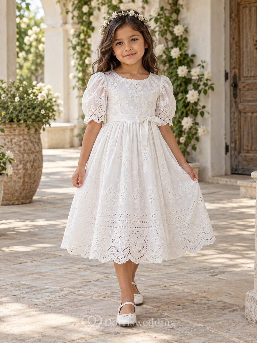 Vestido de niña de flores blanco modesto de corte A con estampado floral y mangas abullonadas de encaje, largo hasta la rodilla y borde festoneado.