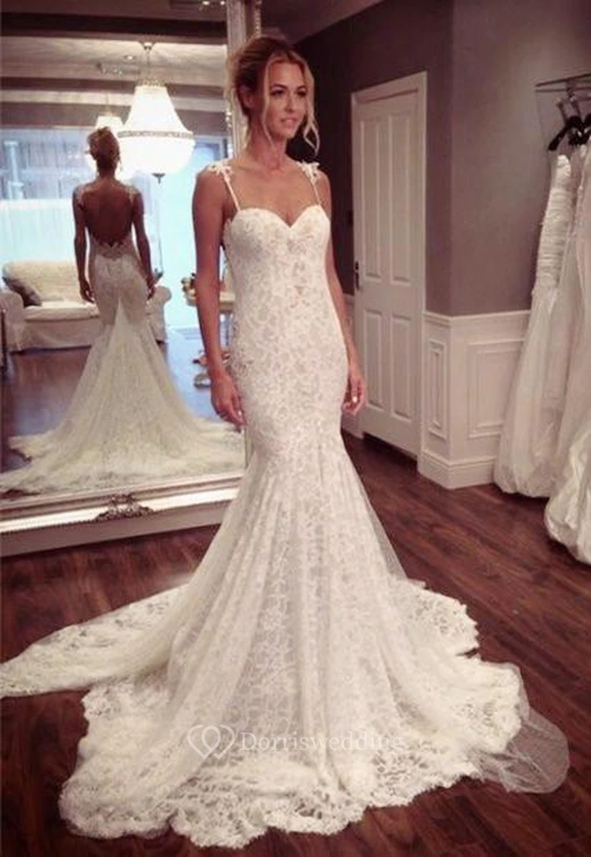 Vestido de novia elegante y sexy de encaje estilo sirena con cola de corte y tirantes finos.