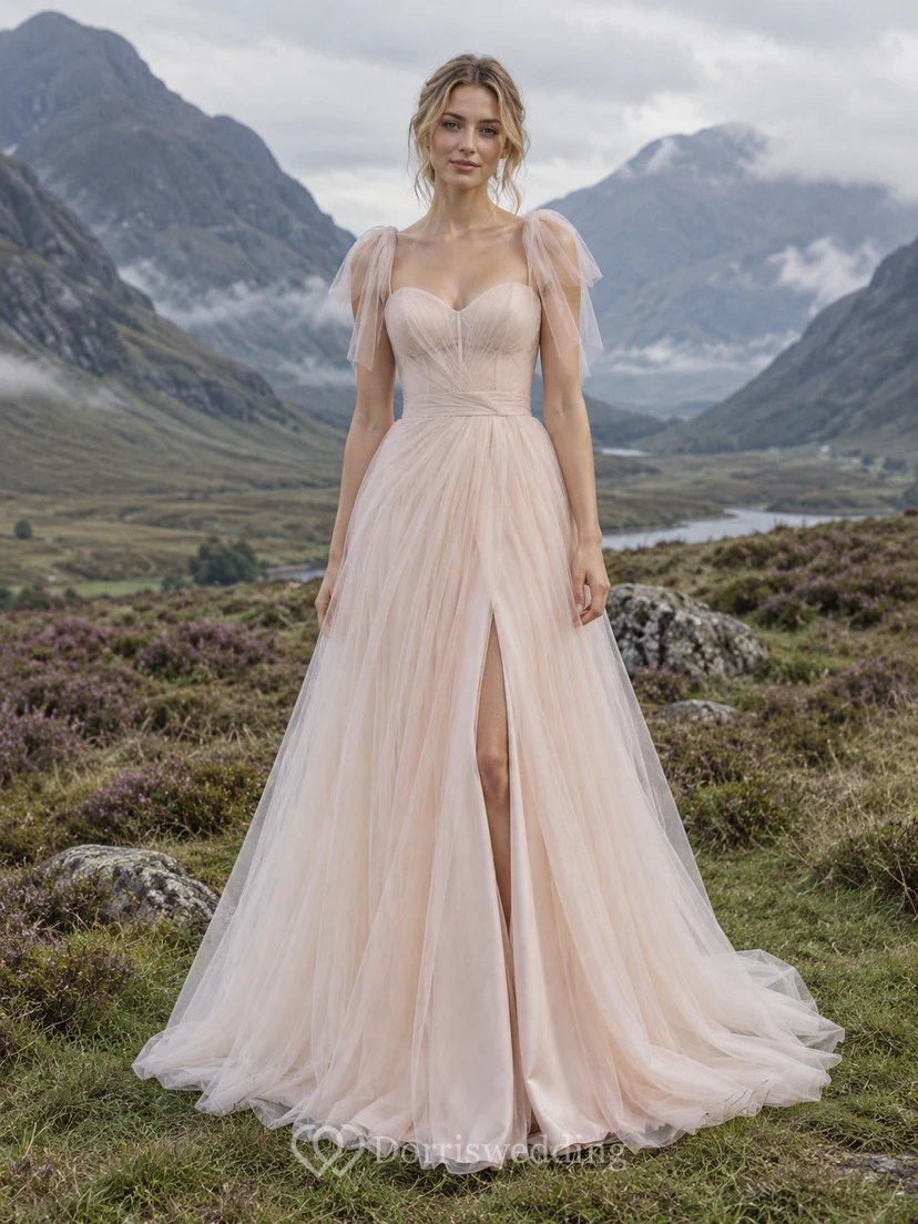 Zartrosa Tüll-Brautkleid mit herzförmigem Ausschnitt, Schleifenträgern und vorderem Schlitz