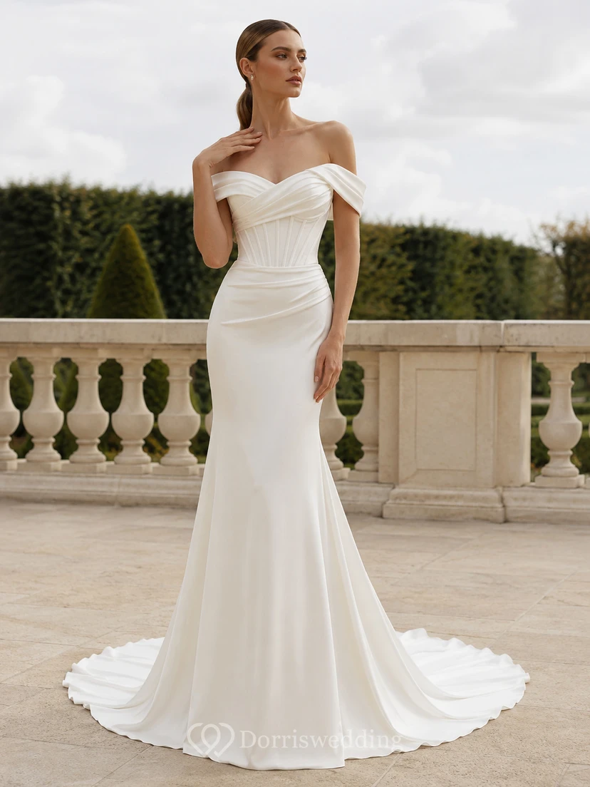 Plissiertes Brautkleid aus Satin mit schulterfreiem Schnitt, kurzen Ärmeln, Meerjungfrauen-Schleppe und strukturierter Faltenlegung im Pavillon-Stil