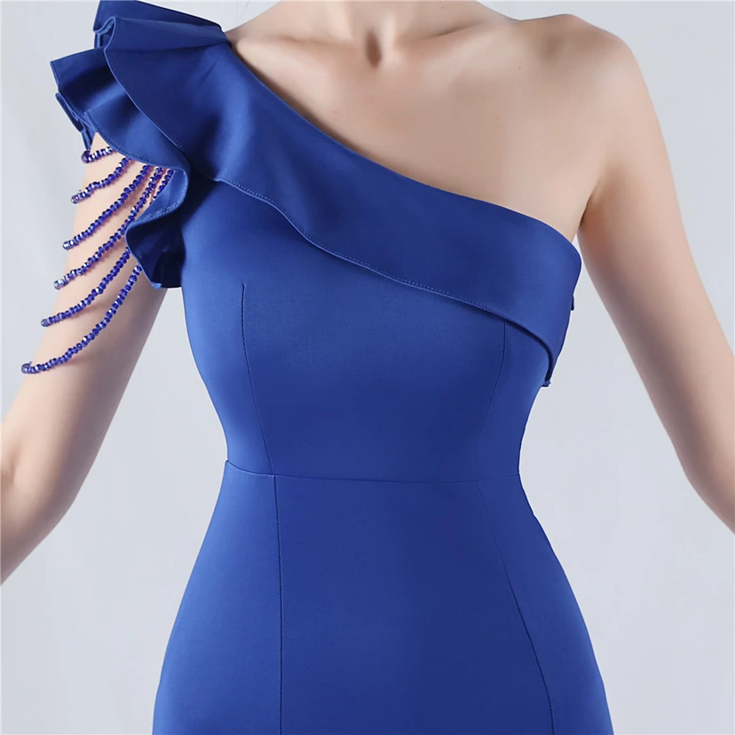 Vestido de noche asimétrico de satén con escote alto y cuello oblicuo, adornado con cuentas. view 59
