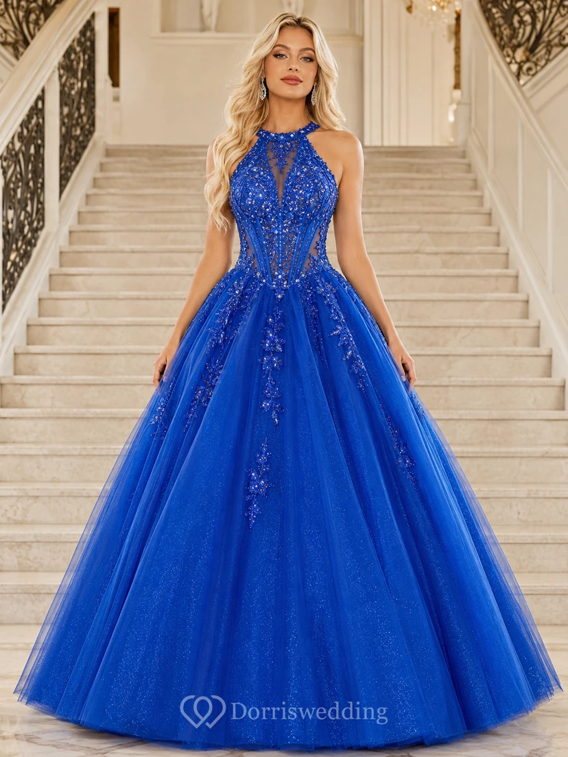 Vestido de quinceañera largo hasta el suelo, sin mangas, con cuello halter, tul, apliques de encaje y pedrería, de color azul rey.