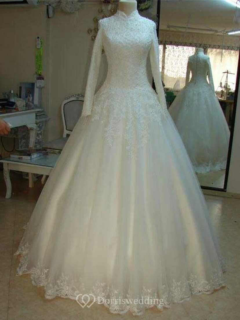 Robes de mariée princesse vintage en dentelle perlée à col montant et manches longues view 9