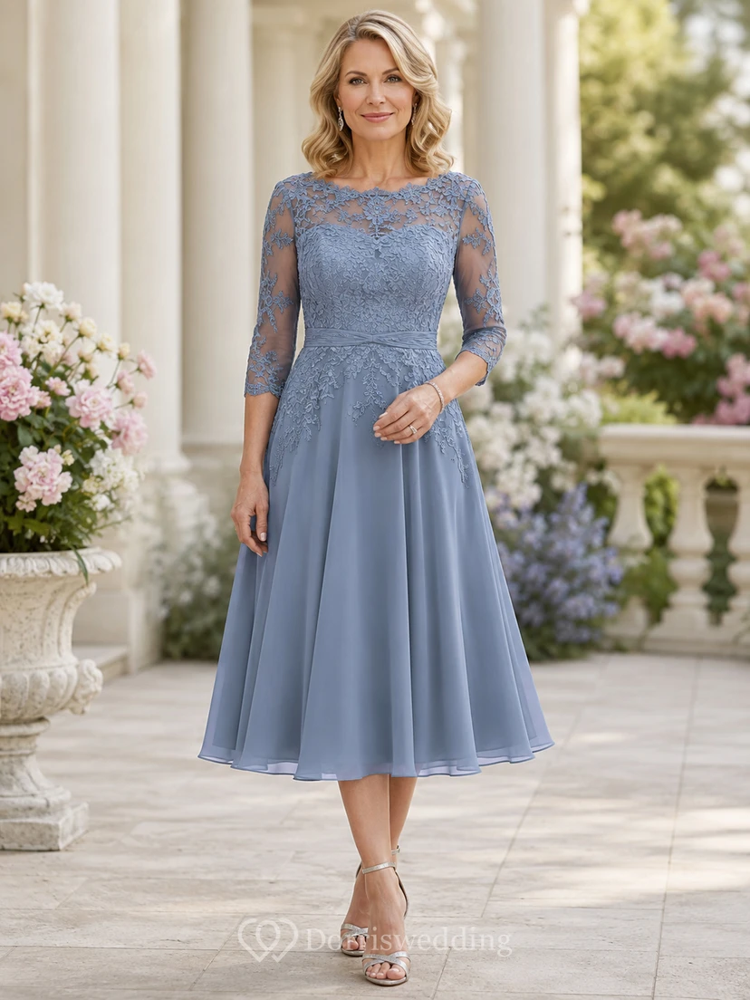Elegante vestido de madre de gasa con encaje, escote barco y largo hasta la rodilla en color azul acero.