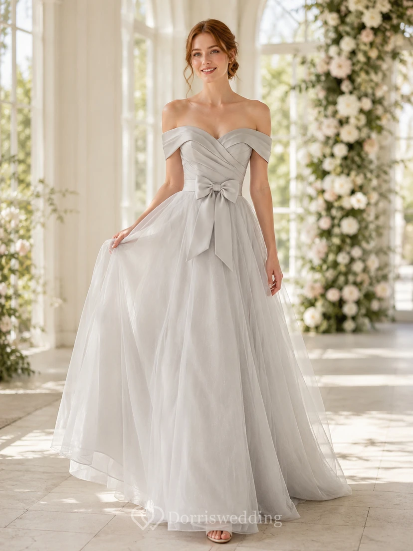 Robe de mariée romantique en tulle gris argenté à épaules dénudées, coupe trapèze et nœud dans le dos