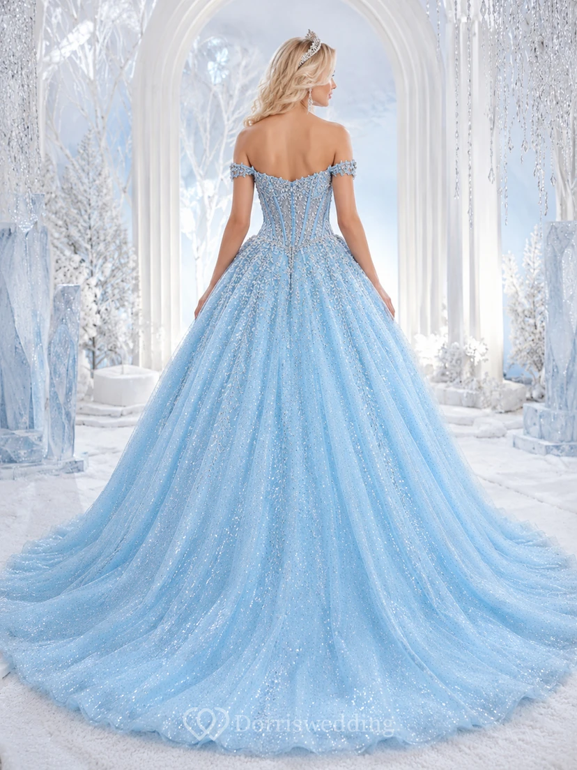 Vestido de princesa de quinceañera azul cielo con cristales helados, escote corazón y brillo, sin hombros, estilo princesa. view 2