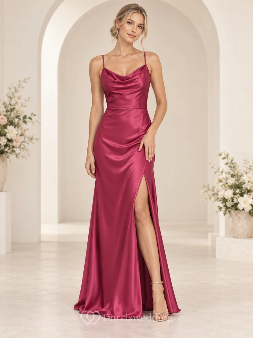Vestido de dama de honor sencillo, color frambuesa, corte recto, de satén, con tirantes finos, fruncido y abertura lateral, largo hasta el suelo.