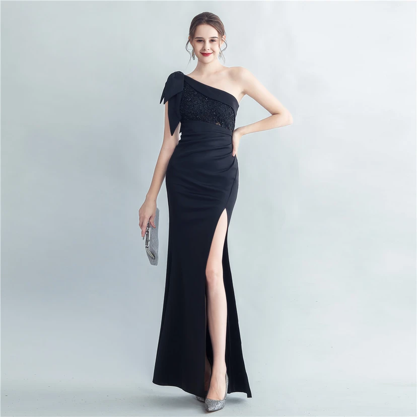 Elegantes Abendkleid aus Spitze mit Strassbesatz, Perlenverzierungen, schräger Schulterpartie, römischem Kragen und Seitenschlitz video preview