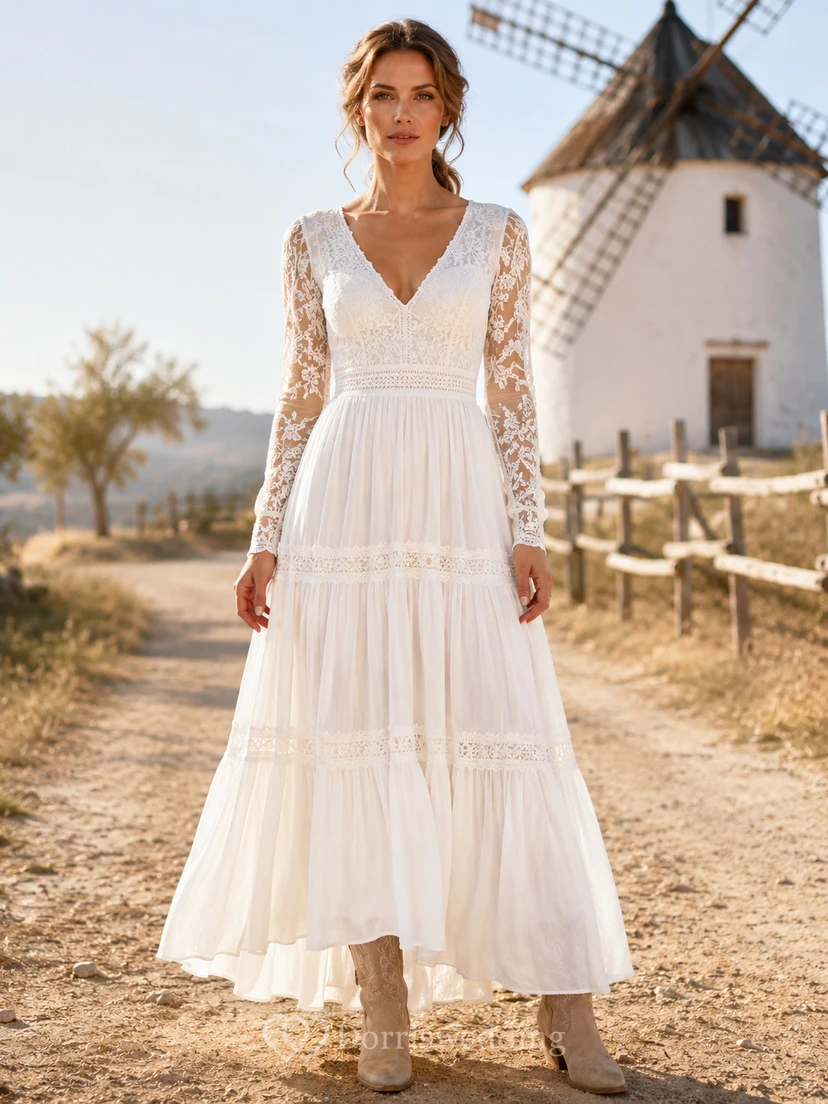 Weißes, knöchellanges, gestuftes Boho-Gartenkleid mit V-Ausschnitt, Illusion-Spitze und langen Ärmeln