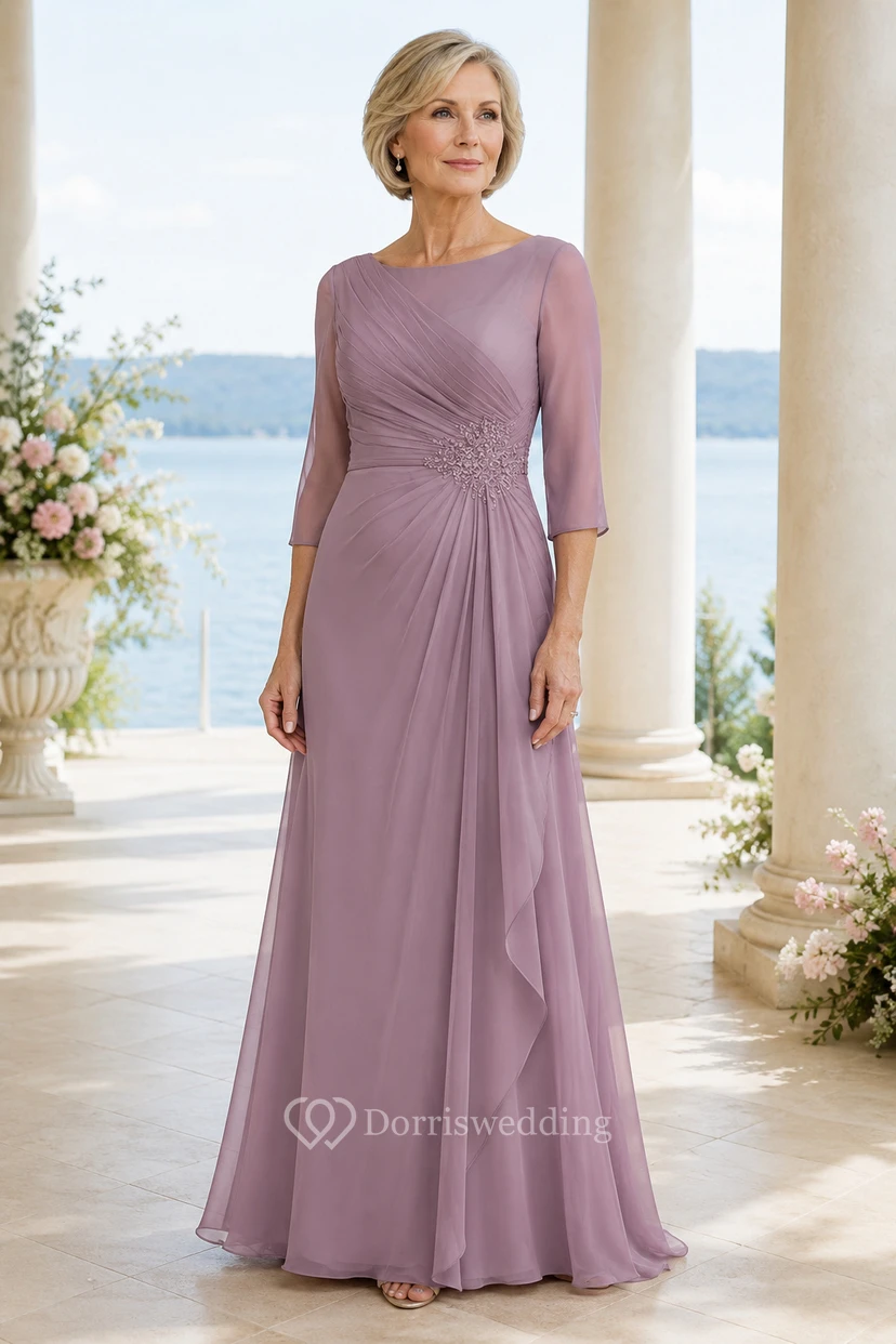 Vestido de gasa color rosa empolvado con escote barco y mangas tres cuartos.