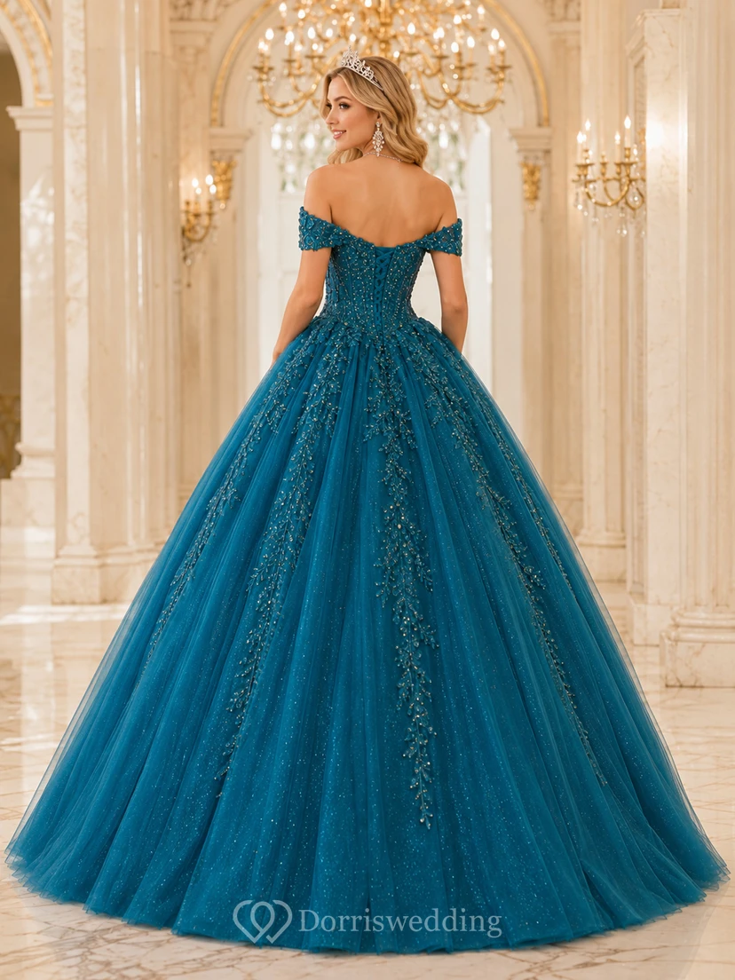 Vestido de quinceañera de lujo de tul con mangas cortas y hombros descubiertos, estilo pavo real color verde azulado. view 2