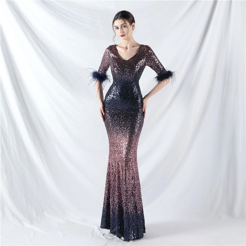 Robe de soirée artisanale à manches longues ornée de plumes d'autruche et de perles dégradées view 2
