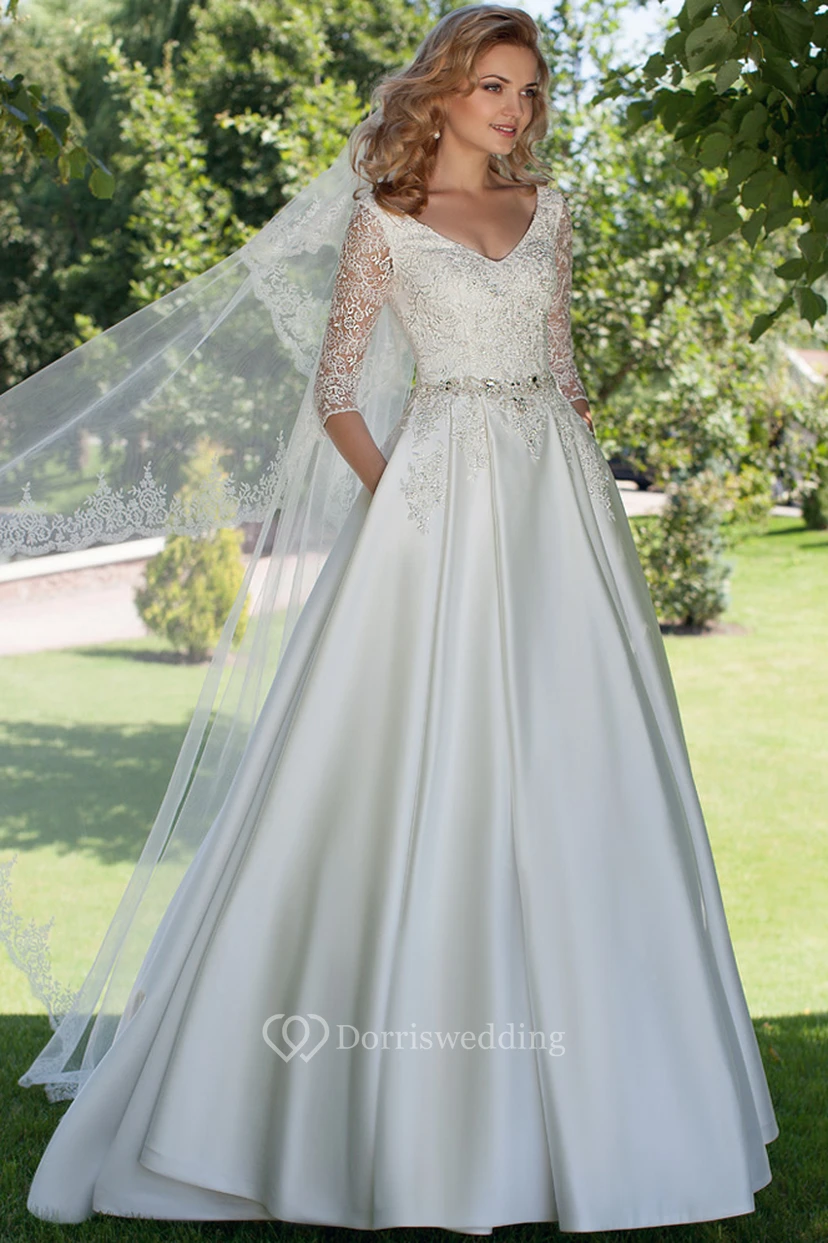 Robe de mariée modeste en satin, coupe trapèze, col en V, manches 3-4, ornée d'appliqués