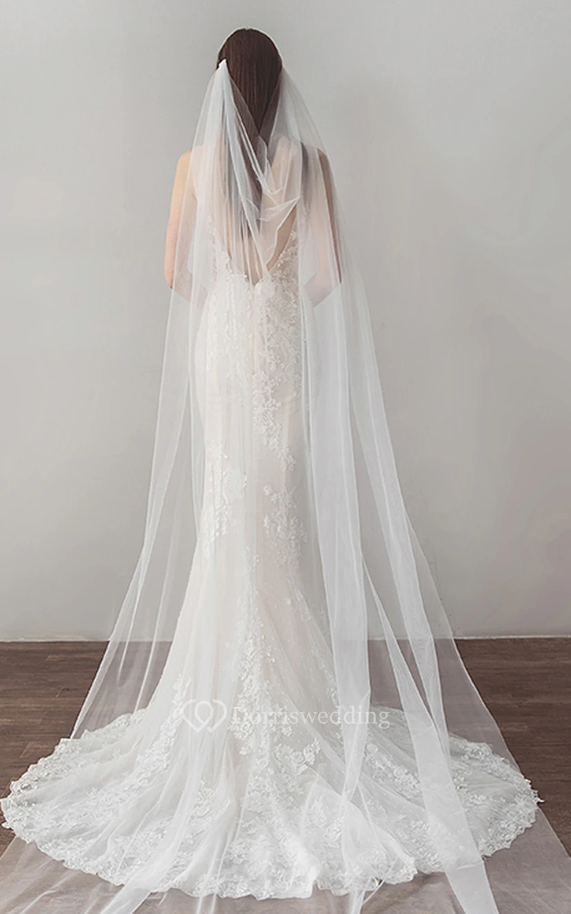 Robe de mariée sirène vintage simple, décolleté en V, sans manches, en dentelle et bustier illusion avec dos nu plongeant en V view 2