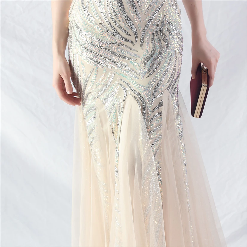 Paillettenbesetztes Abendkleid aus Netzstoff und Trägern view 90