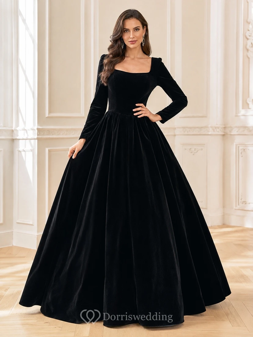 Vestido largo de terciopelo negro con cuello cuadrado y mangas largas
