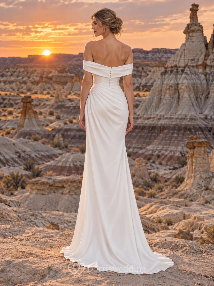 Vestido de novia sencillo de satén liso, largo hasta el suelo, con hombros descubiertos y mangas cortas. view 2
