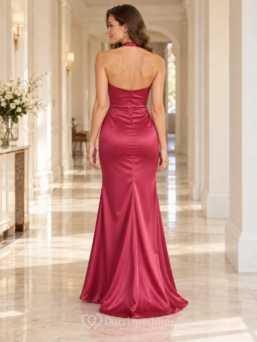 Vestido largo de dama de honor sencillo, color frambuesa, de satén, sin mangas, con escote halter, drapeado y espalda descubierta. view 2