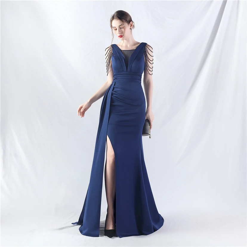 Ein Abendkleid aus insgesamt 8 Farben, gefertigt mit aufwendiger Satinfalttechnik und Perlenstickerei. view 48