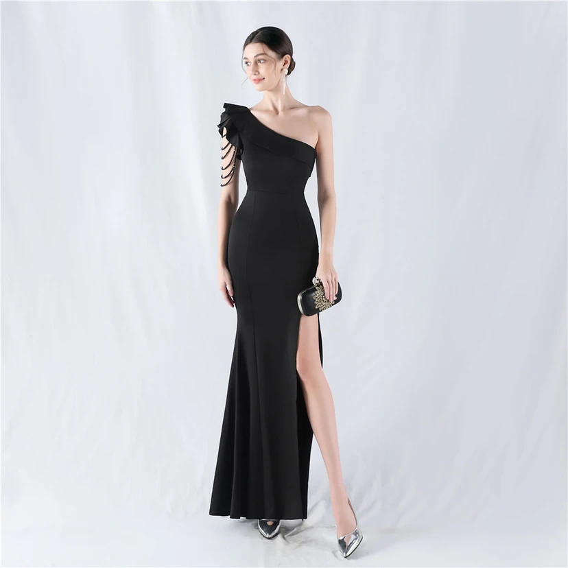Vestido de noche asimétrico de satén con escote alto y cuello oblicuo, adornado con cuentas. view 16