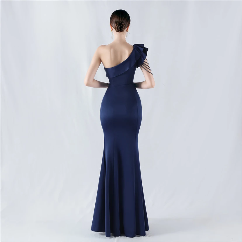Vestido de noche asimétrico de satén con escote alto y cuello oblicuo, adornado con cuentas. view 32