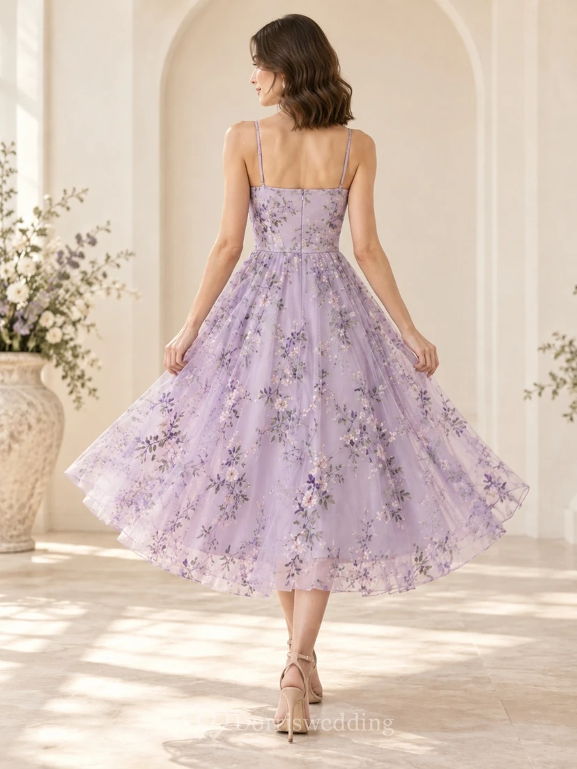 Vestido de dama de honor de gasa con escote cuadrado y tirantes finos, corte asimétrico, estampado floral lavanda. view 2